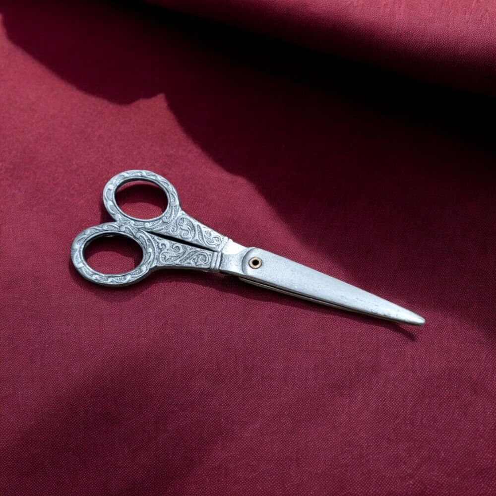 JJ Jonette Jewelry Sewing Scissors Quilting Brooch Pin Silver Tone Vintage 3"
